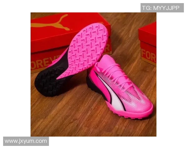 球星们穿粉色足球鞋的独特魅力与赛场表现分析 球星们穿粉色足球鞋的独特魅力与赛场表现分析