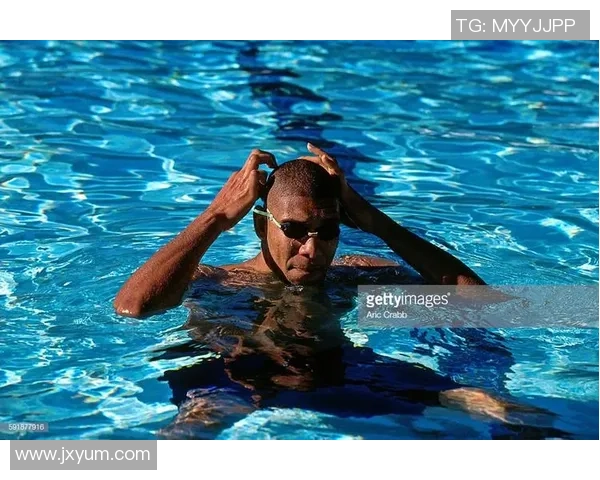 足球球星挑战新技能 用筷子吃饭展现别样风采 足球球星挑战新技能 用筷子吃饭展现别样风采